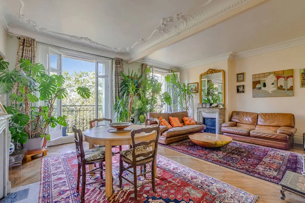 Séjour - Appartement 3/4 Pièces avec Vue Dégagée à Paris 19