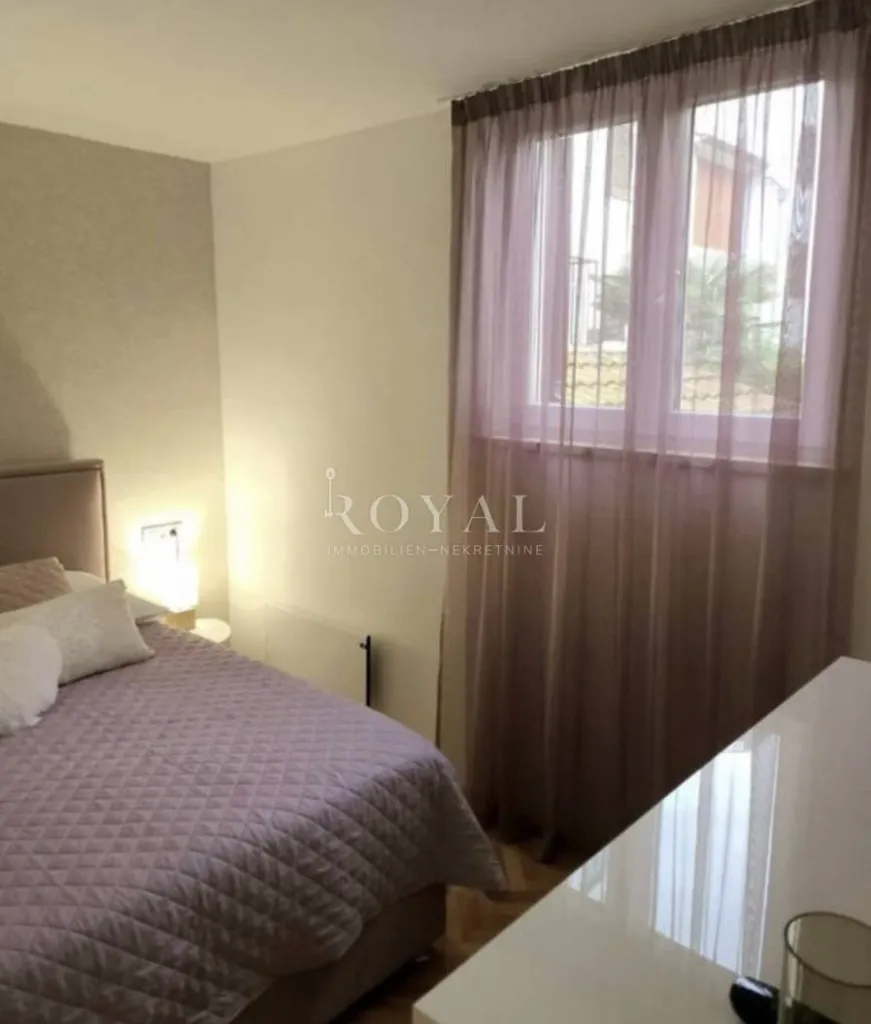 Magamistoad - Two-Bedroom Apartment with Balcony in Volosko