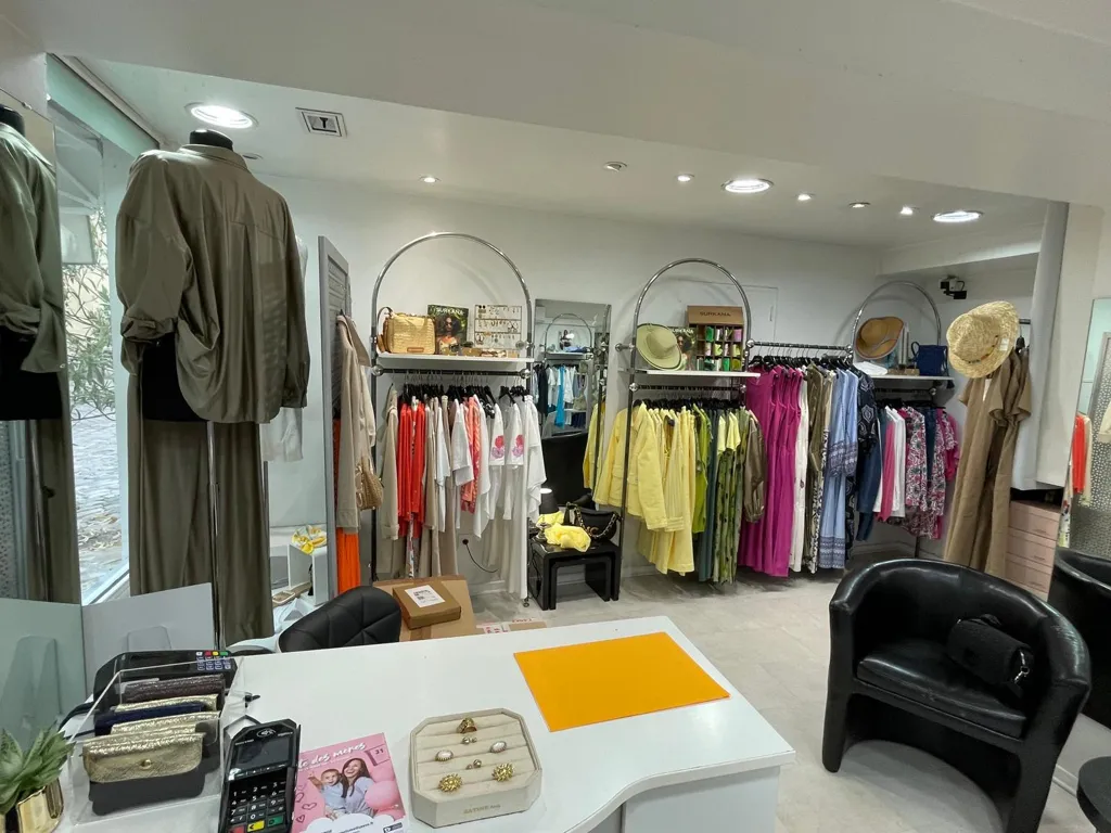 Toad - Retail Shop with Storage in Étampes