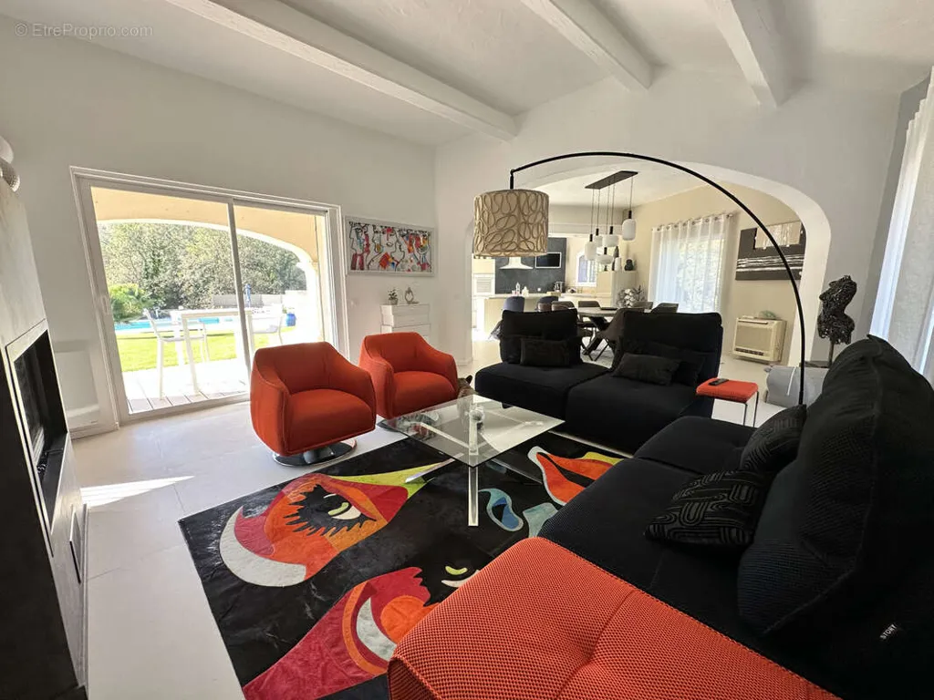 Séjour - Villa Rénovée avec Piscine au Muy