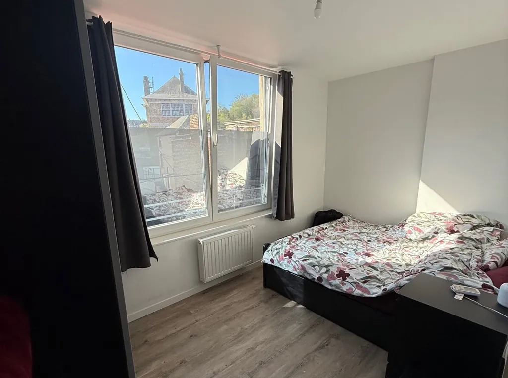 Chambres - Appartement Rénové avec 2 Chambres à Dinant