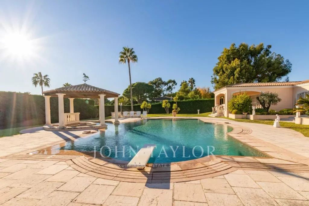 Piscine - Villa Luxueuse avec Vue Mer à Antibes