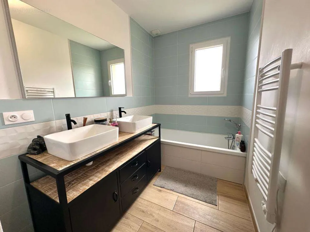 Salles de bain - Maison de Plain-Pied avec Terrasses à Cudos