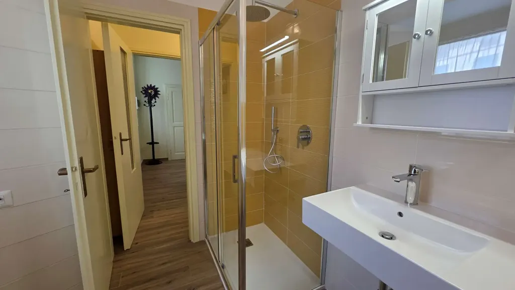 Salles de bain - Modernised Apartment with Lake View in Sala Comacina
