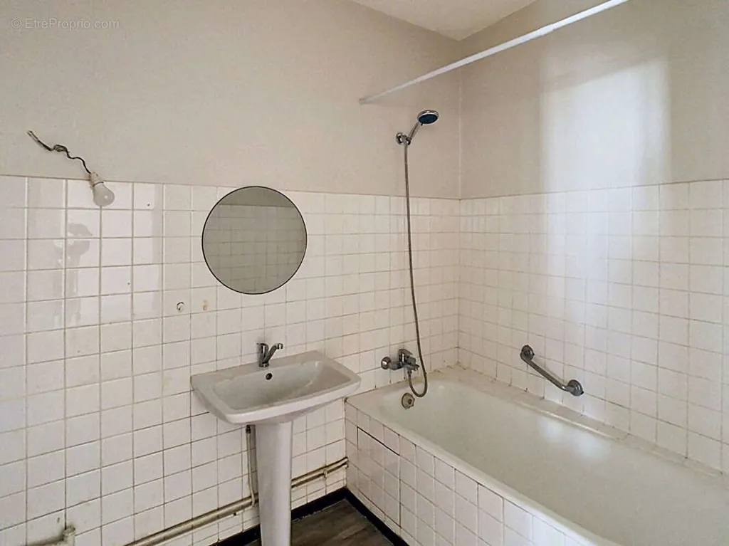 Salles de bain - Maison de Ville avec Deux Appartements à Pont-de-Vaux