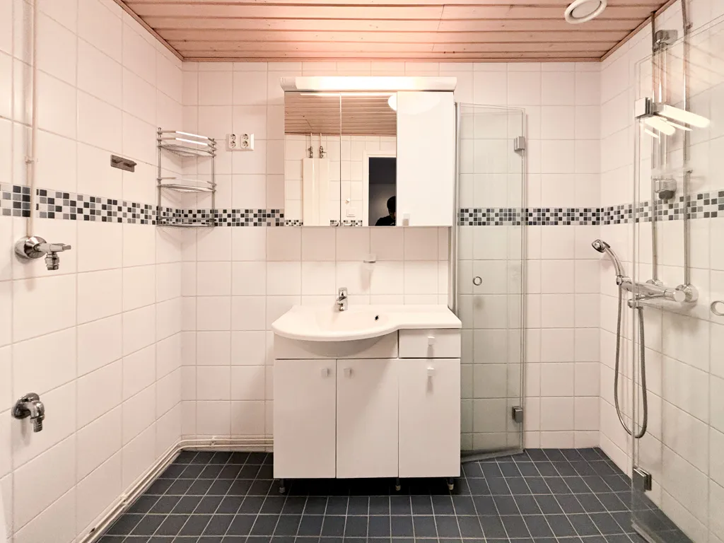 Salles de bain - Spacious Two-Bedroom Apartment with Sauna in Espoo