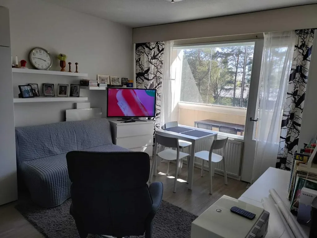 Bureau - Modernised Studio with Balcony in Panelia
