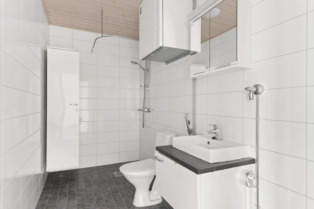 Salles de bain - Efficiently Designed Apartment with French Balcony in Järvenperä