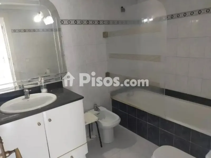 Bathrooms - Spacious Flat Near Beach in Palamós