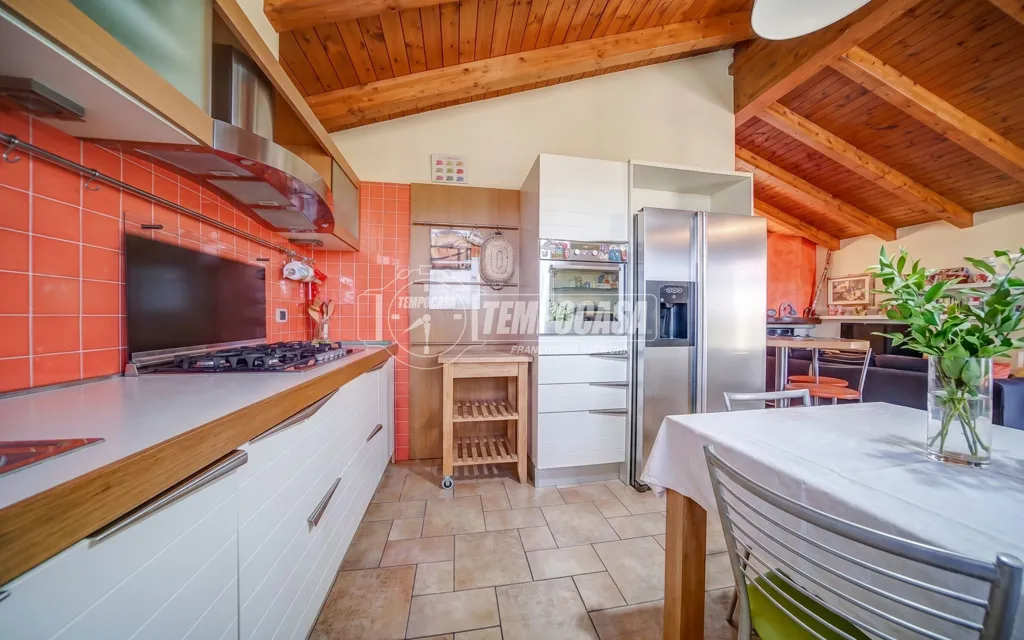Cuisine - Bifamiliar Villa with Garden in Somma Lombardo