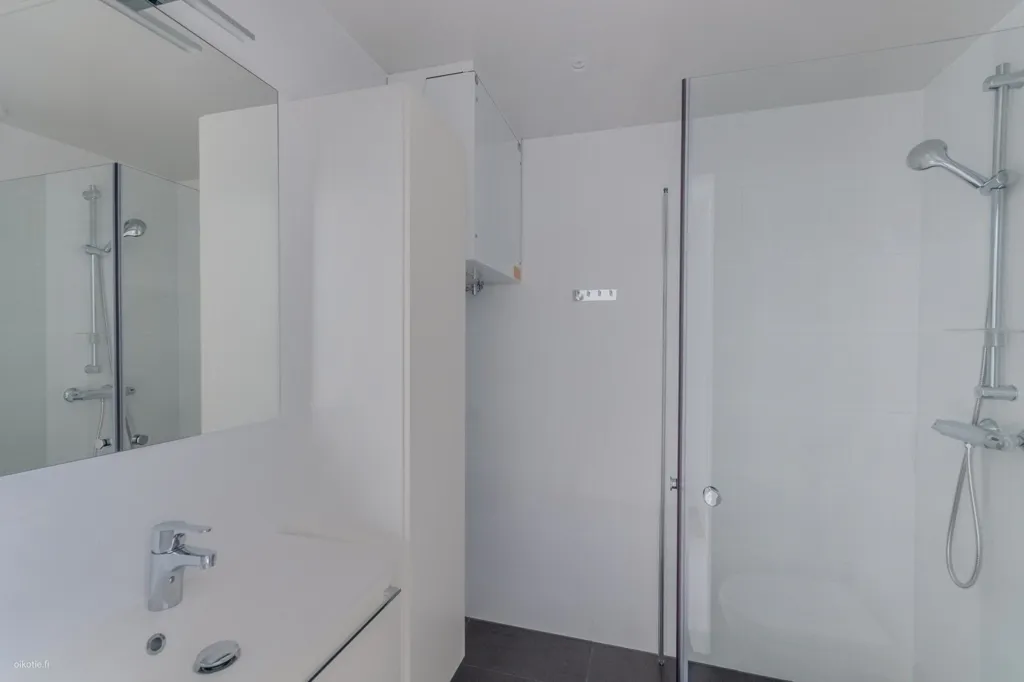 Vannitoad - Modern Flat with Glazed Balcony in Laajasalo