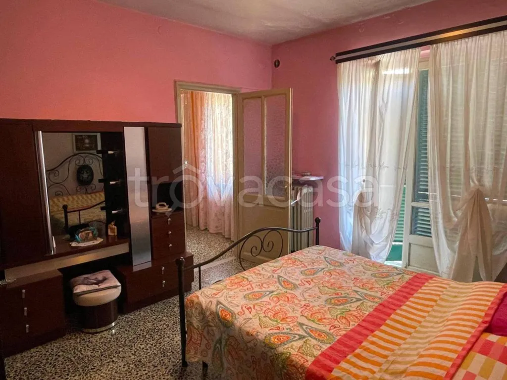Camere da letto - Central Trilocale with Balcony in Caramagna Piemonte
