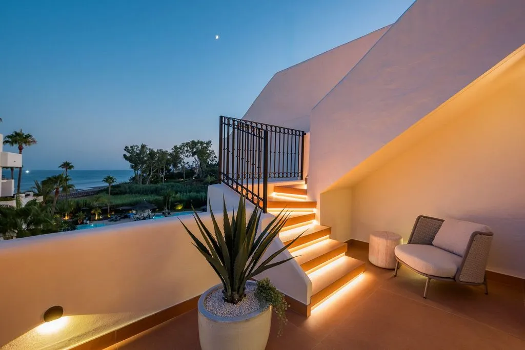 Pièces - Beachfront Penthouse with Rooftop Spa in Estepona