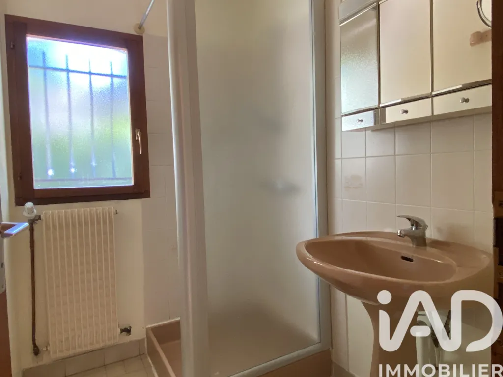 Salles de bain - Maison de Plain-Pied avec Véranda à Semoy