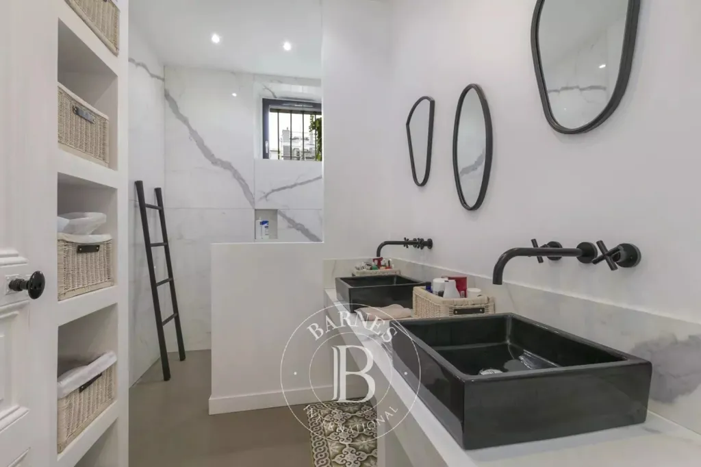 Salles de bain - Appartement avec Cheminée dans un Immeuble Ancien à Paris