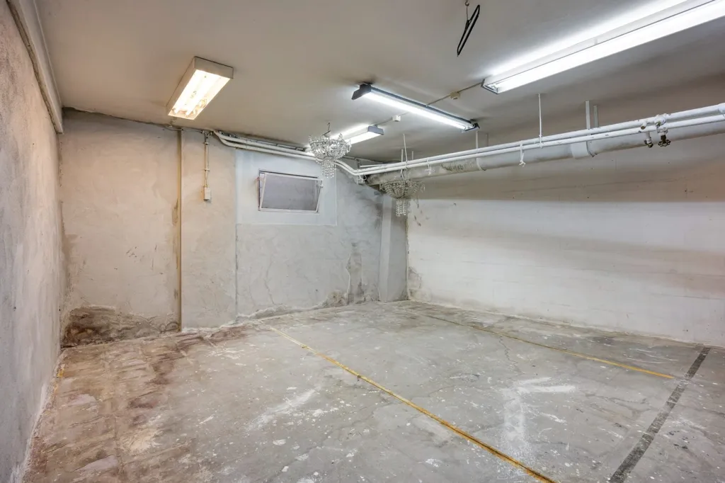 Garage - Ground Floor Apartment with Park Views in Antwerp