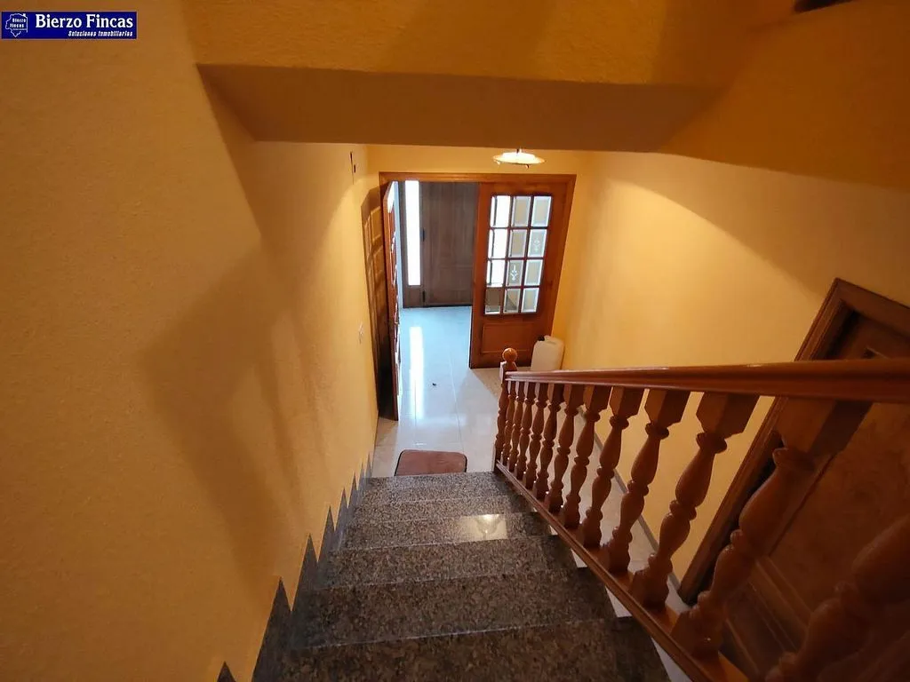 Pièces - Spacious Chalet with Garden in Fabero