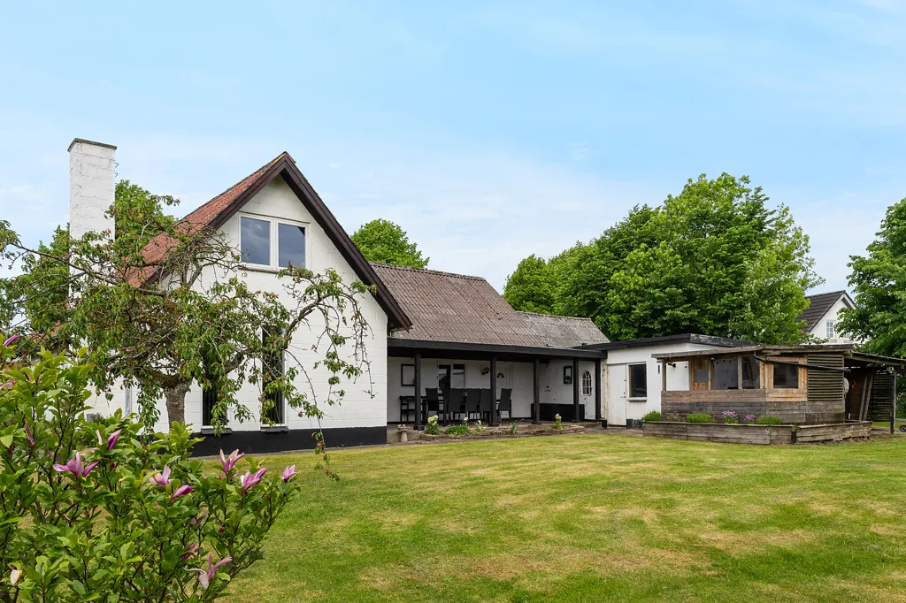 Aed - Historic Villa with Garden in Aulum