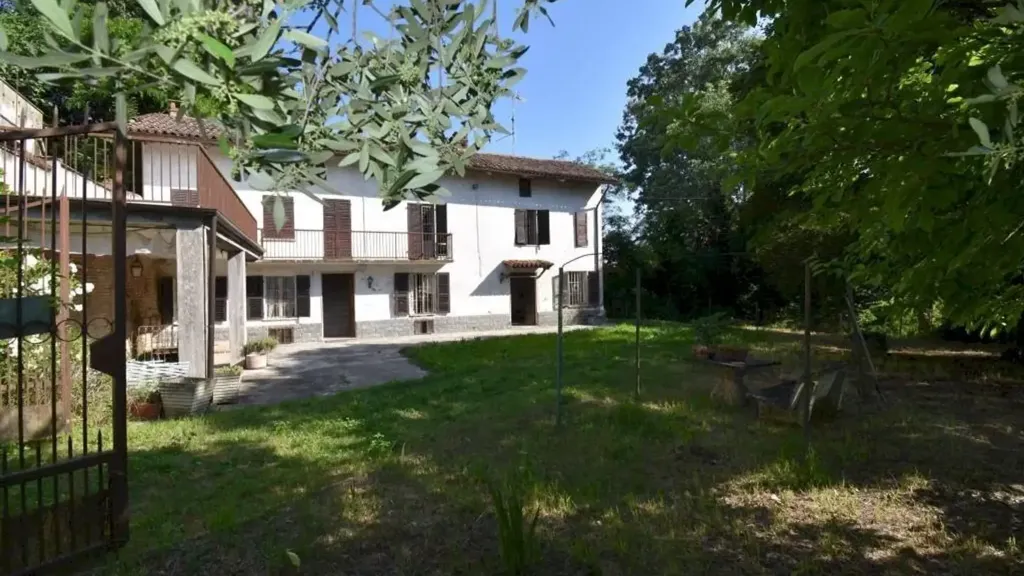 Aed - Rustic Property with Farmhouse Charm in Vinchio