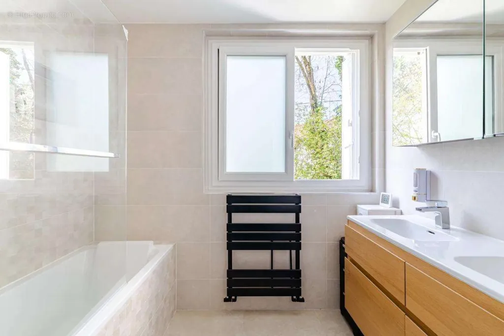 Salles de bain - Appartement F4 Lumineux avec Parking à Montmorency