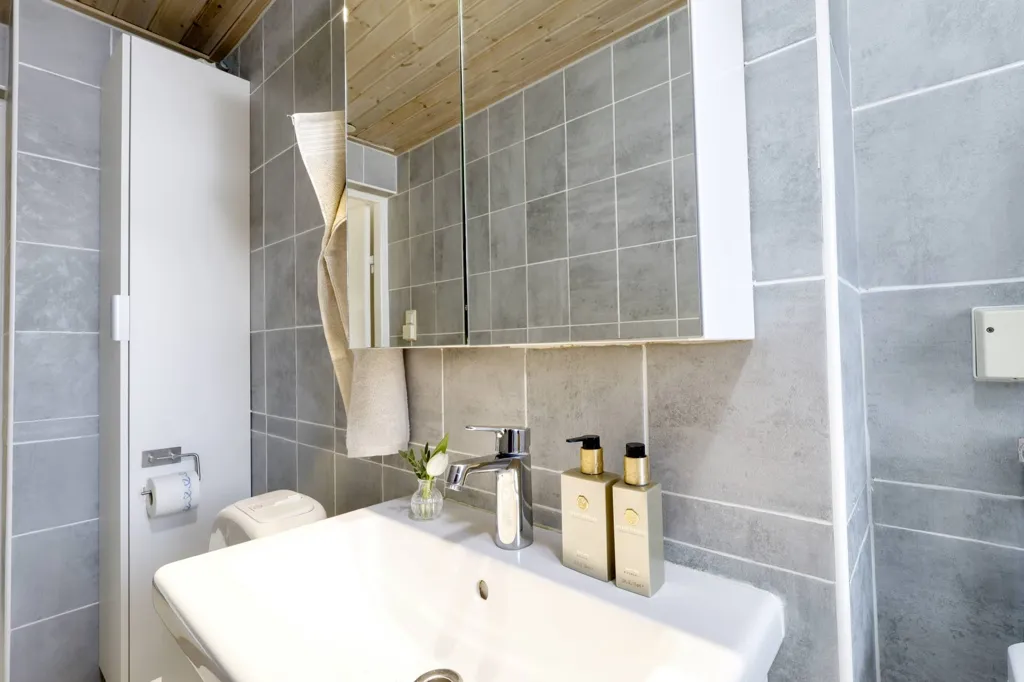 Bathrooms - Apartment with Balcony in Kortedala, Göteborg