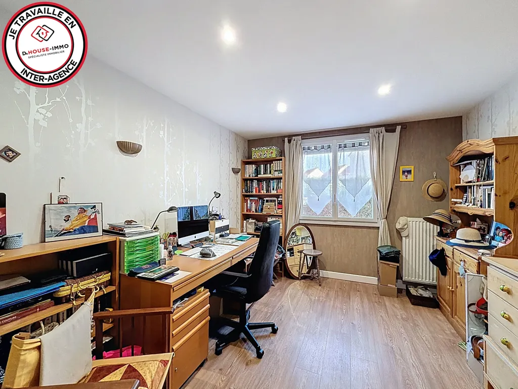 Office - 10-Piece House with Pool in Nozay