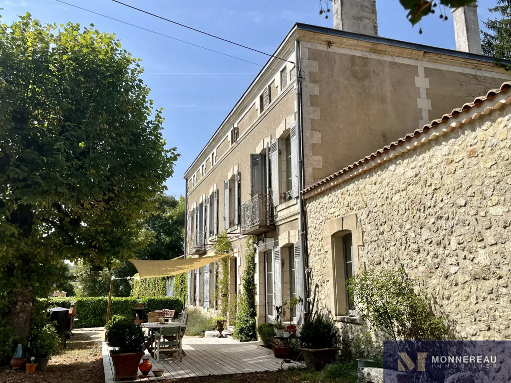 Aed - Maison de Maître with Pool in Montguyon