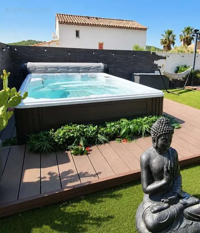 Piscine - Maison Mitoyenne avec Spa de Nage à Coudoux