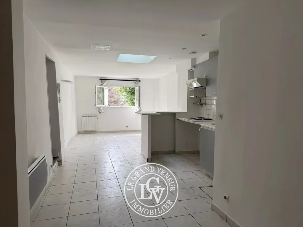 Kitchen - 2-Bed Flat with Courtyard View in Fontainebleau Centre