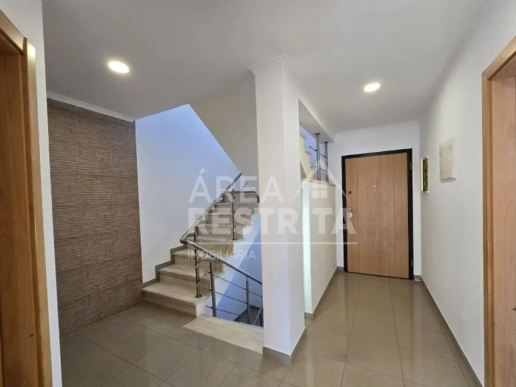 Pièces - Luxury Detached House with Garden in Almada