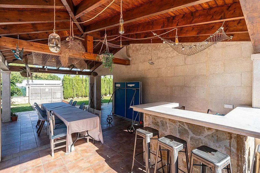 Terrace - Chalet with Pool and Terrace in Cala Romántica