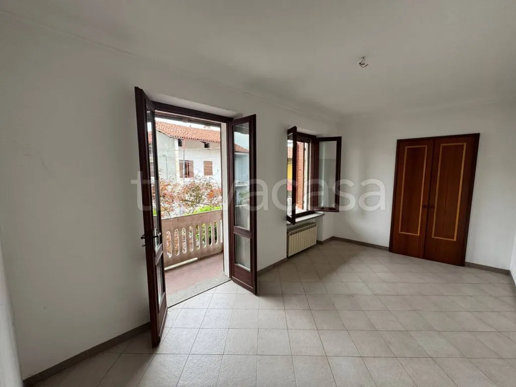Toad - Two-Storey House with Balcony in Vische