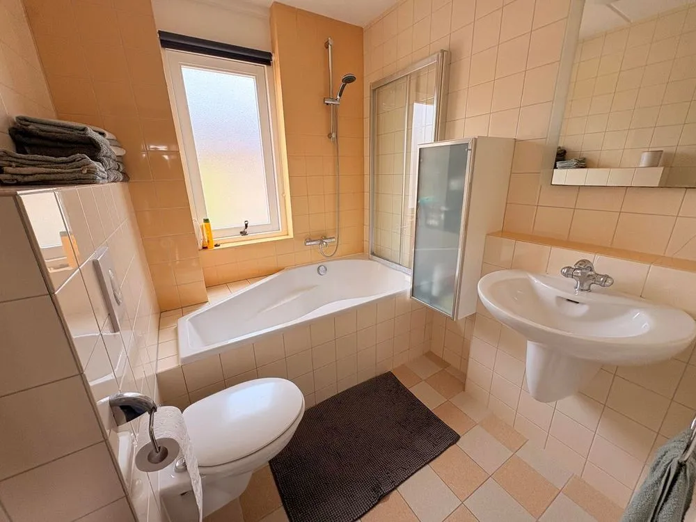 Salles de bain - Spacious House with Garden in 's-Gravenpolder
