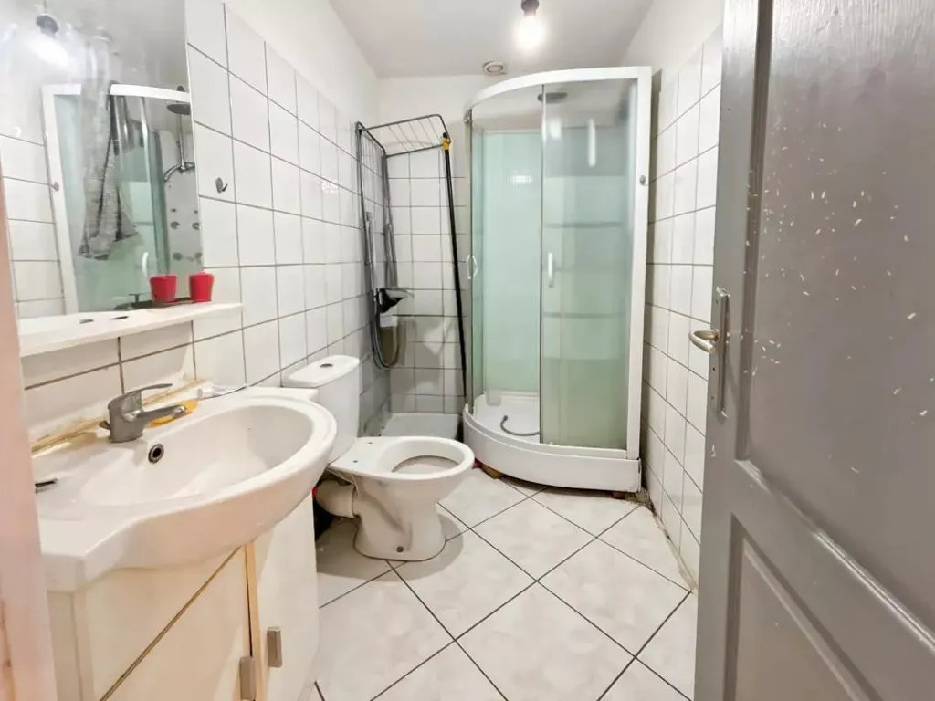 Salles de bain - Immeuble de Rapport avec Balcon à Béziers
