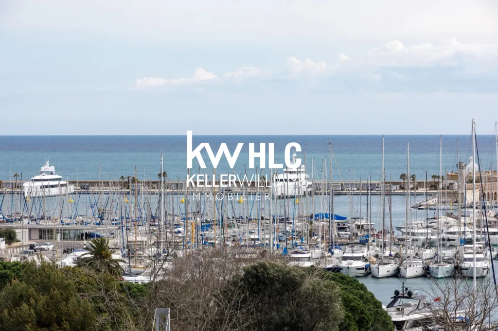 Aed - 5-Piece Apartment with Sea View in Antibes