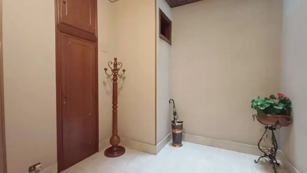 Entrée - 5-Bedroom Apartment with Balcony in Cirié
