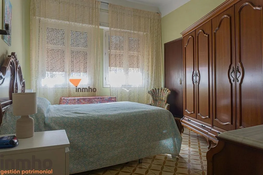 Chambres - 2-Bed Apartment with Lift in Ensanche Centro