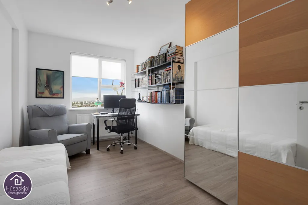 Bureau - Apartment with Panoramic Views in Kopavogur