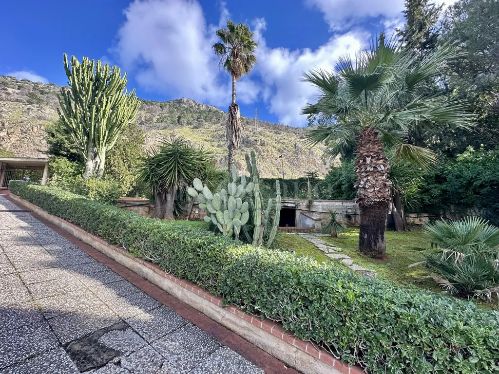 Aed - Luxury Villa with Circular Design in Palermo