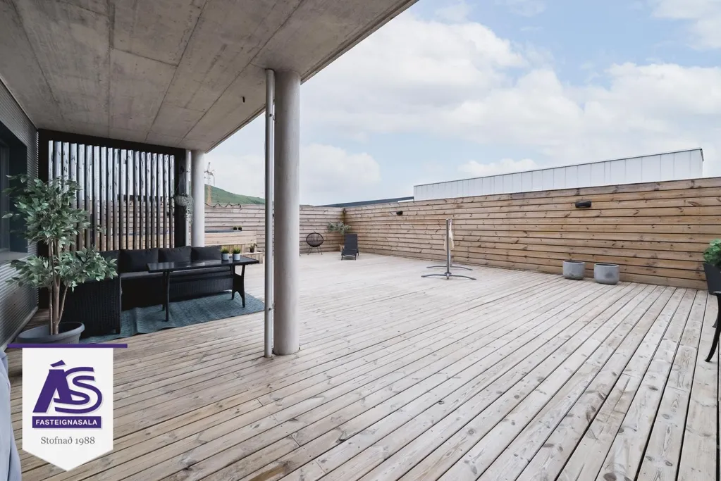 Terrazza - Newly Built Duplex with Garden in Skarðshlíð