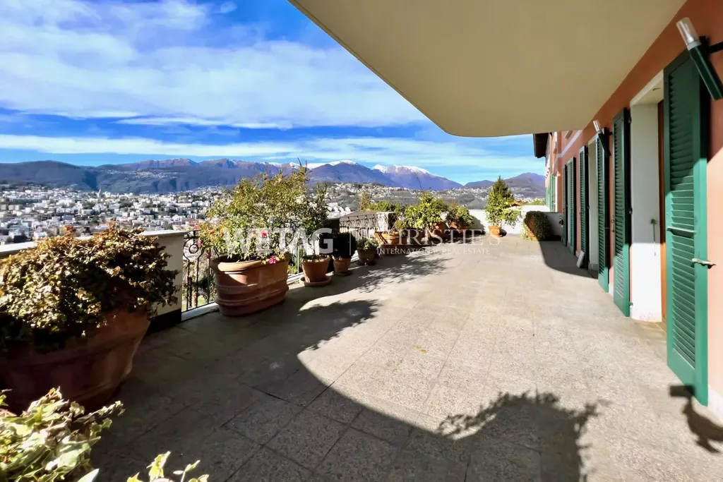 Terrass - Lake View Apartment with Pool in Ruvigliana