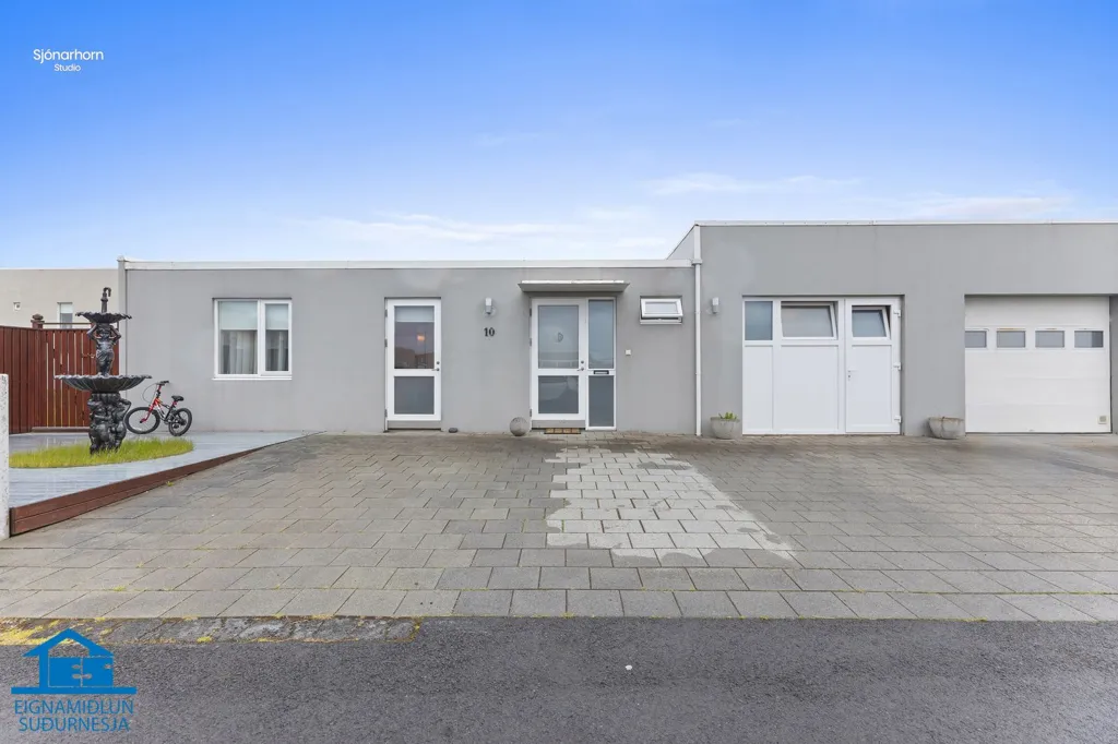 Esterno - Five-Bedroom Semi-Detached in Njarðvík