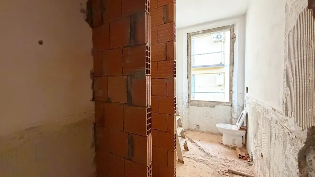 Pièces - Rear-Facing Apartment with Balcony in Florence