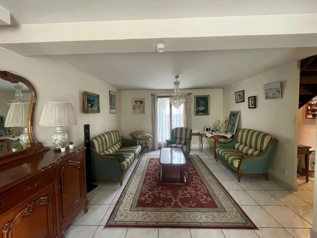 Living Room - 5-Bedroom House with Garden in Chelles