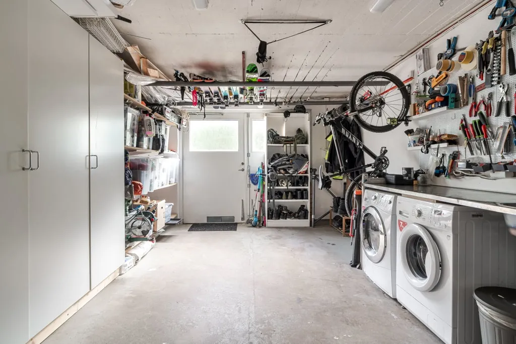 Garage - Modernised Terraced House with Garden in Hille
