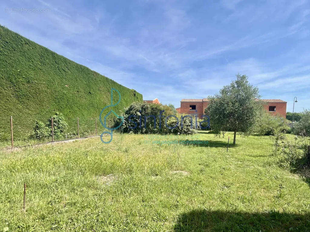 Jardin - Terrain à Bâtir Arboré avec Viabilisation à Montaren-et-Saint-Médiers