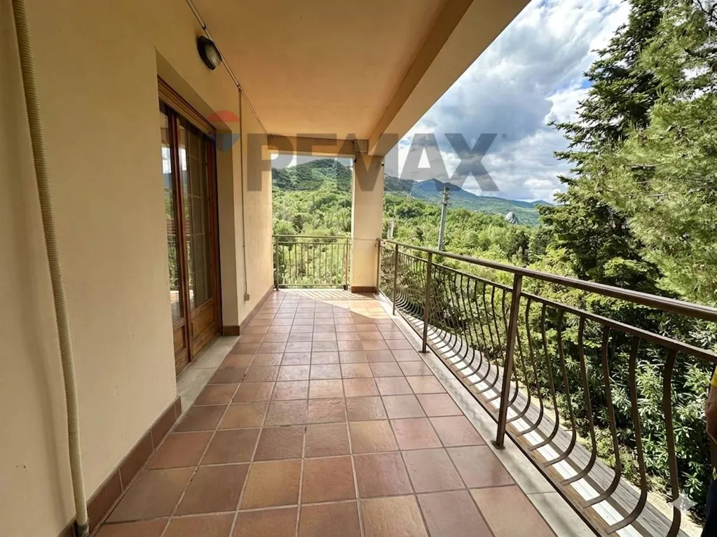 Rõdu - Lakefront Apartment with Terraces in Colledimezzo