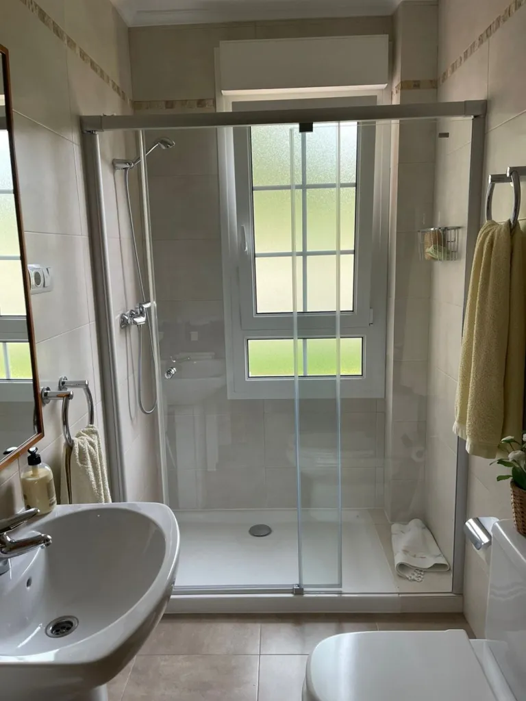 Bathrooms - Chalet with Large Garden in Barcena de Cicero