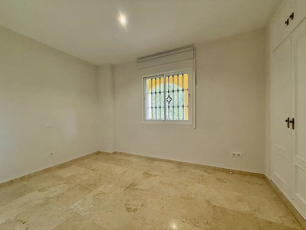 Rooms - Apartment with Pool and Golf View in Guadalmina Alta