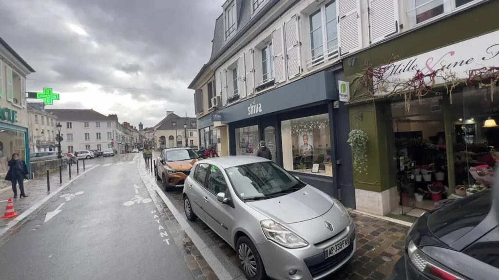 Extérieur - Local Commercial avec Emplacement Prime à Arpajon